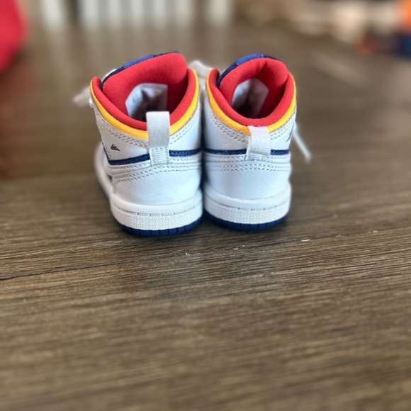 Toddler Jordans  4C - Picture 3 of 5